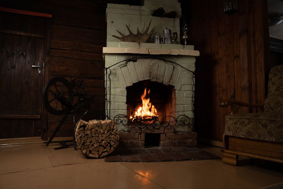 Chimenea de piedra en la sala