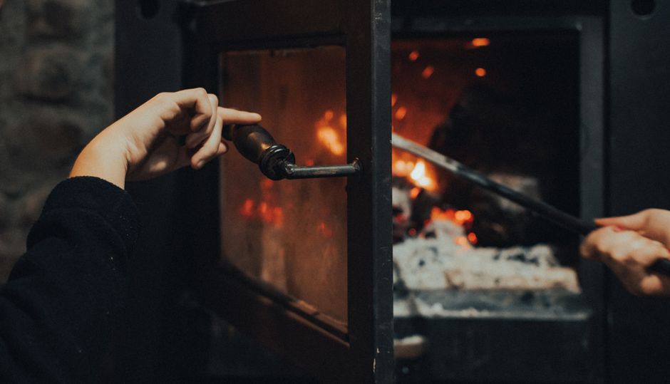 Manos atizando el fuego
